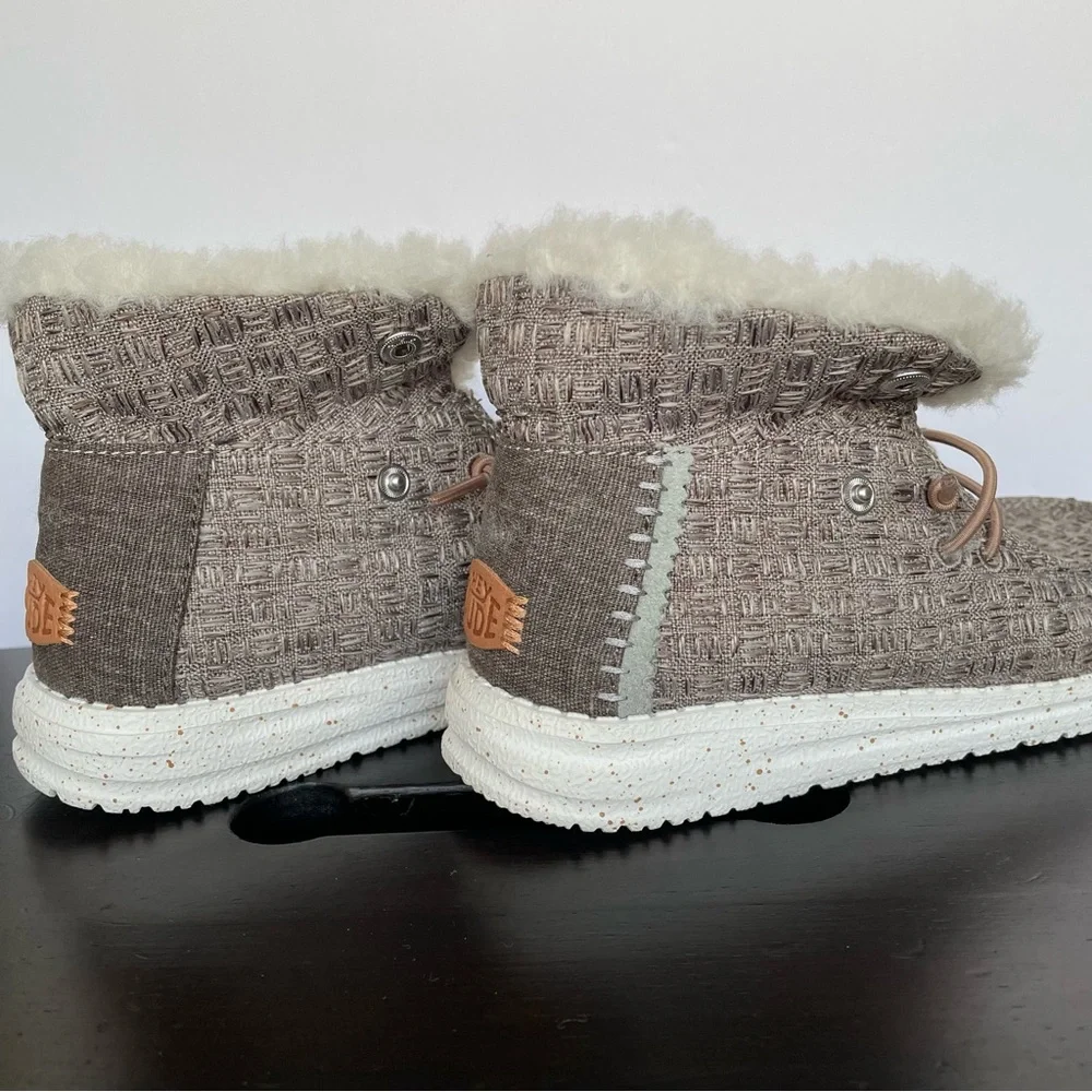 Hey Dude Wendy Fold Youth Stitch Cozy, Big Kids Size 12. New without box.